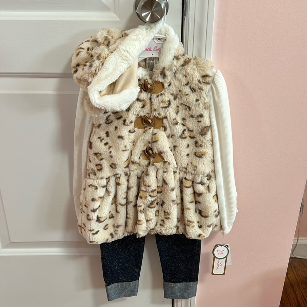 NWT 3piece 4T faux fur vest with jeans